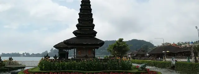 Ulun Danu Beratan temple on the lakeshore, 5 minutes from Bedugul by scooter