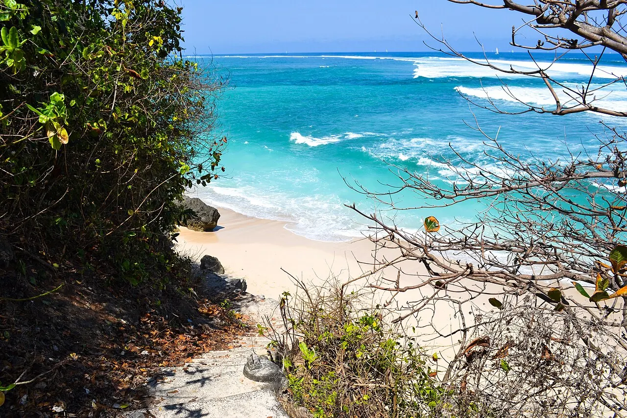 Green Bowl Beach after 300 steps, 5 minutes from the parking