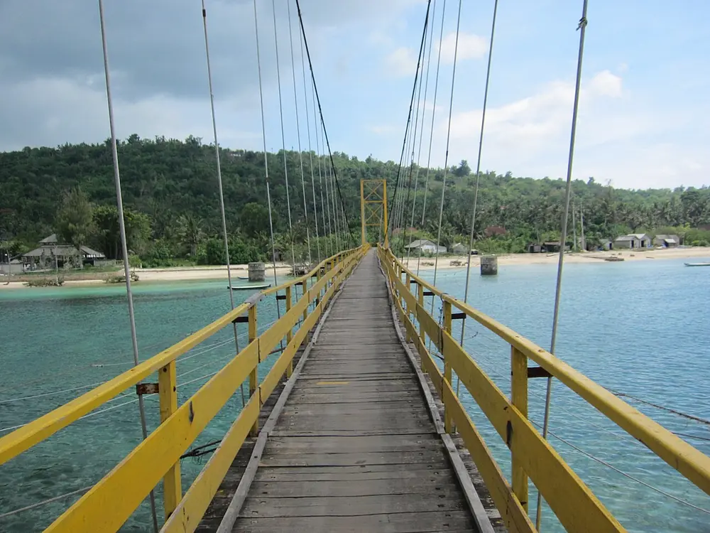 Cross to the sister island — Jembatan Kuning & Ceningan, While you're in Jungut Batu Lembongan