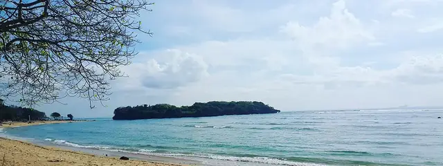 Padang Padang Beach behind its rock gap, 3 minutes from Labuan Sait