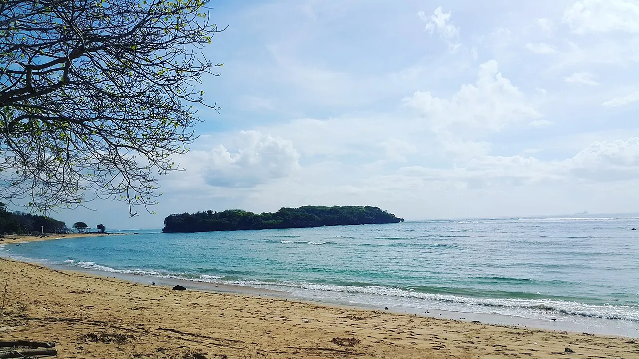 Padang Padang Beach behind its rock gap, 3 minutes from Labuan Sait