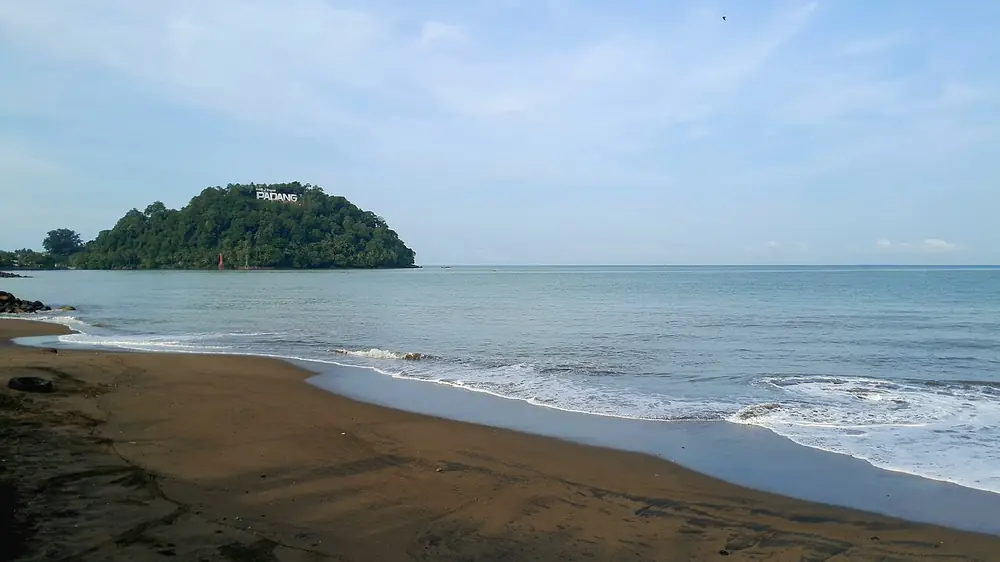 Through a rock gap to a tiny beach — Padang Padang, While you're in Labuan Sait