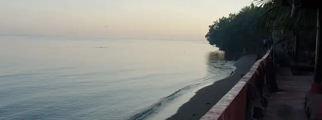 Lovina Beach, departure point of the dolphin boats, 5 minutes from Kalibukbuk by scooter