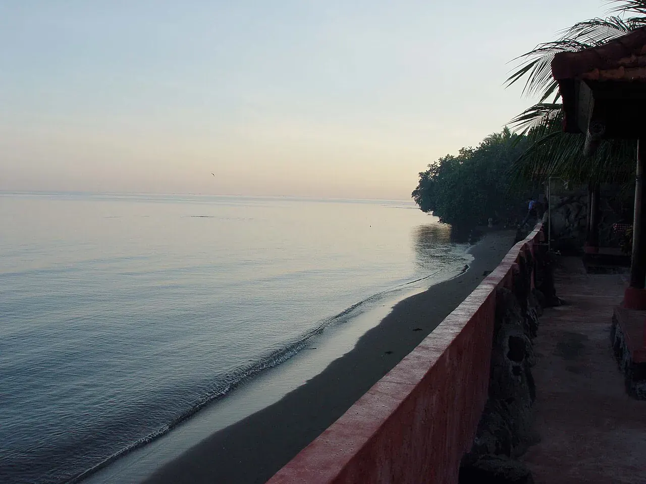 Lovina Beach, departure point of the dolphin boats, 5 minutes from Kalibukbuk by scooter