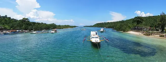 Nusa Ceningan's glowing Blue Lagoon, 10 minutes from the Yellow Bridge by scooter
