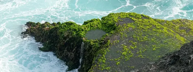 Waves smashing the rocks at Devil's Tear, 15 minutes from Jungut Batu by scooter