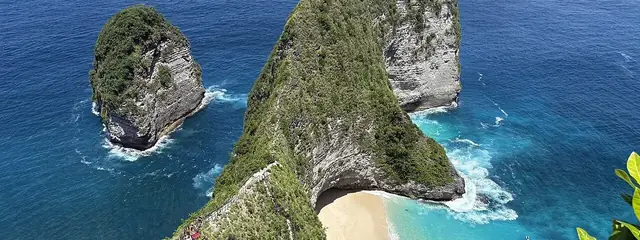 The T-Rex headland of Kelingking Beach, 45 minutes from Toya Pakeh by scooter