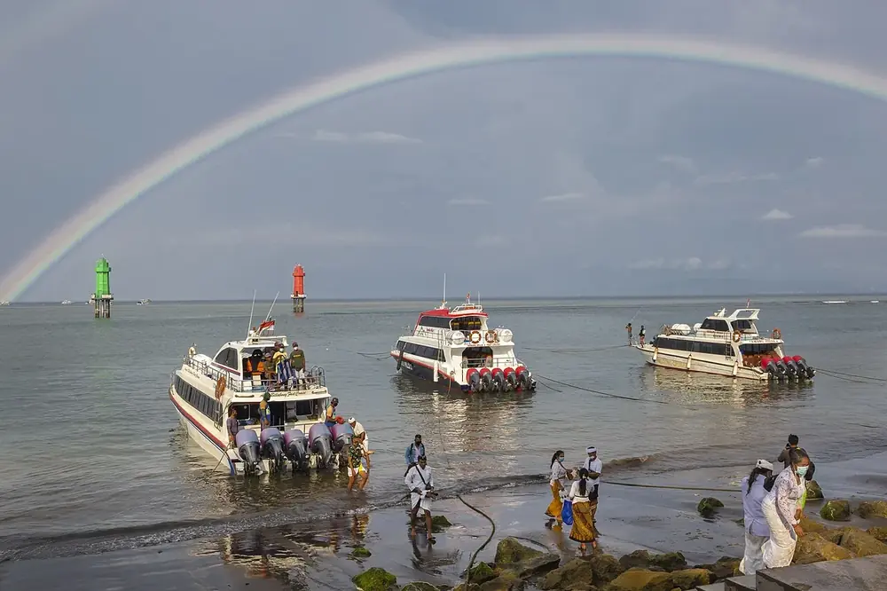 Take the 7 am fast boat, the sea is still calm — Nusa Penida (port de Sanur), While you're in Sanur