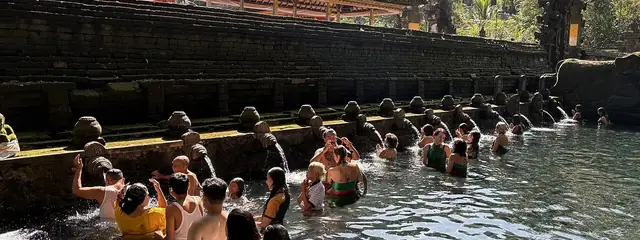 Tirta Empul temple in the mist, 5 minutes from Tampaksiring by scooter