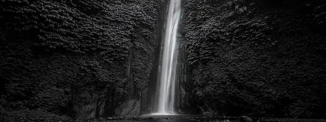 Sing Sing waterfall in Temukus's green valley, 10 minutes by scooter