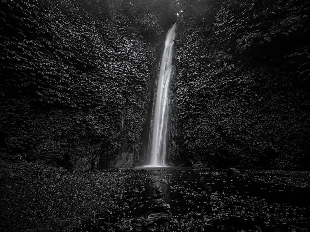 Sing Sing waterfall in Temukus's green valley, 10 minutes by scooter