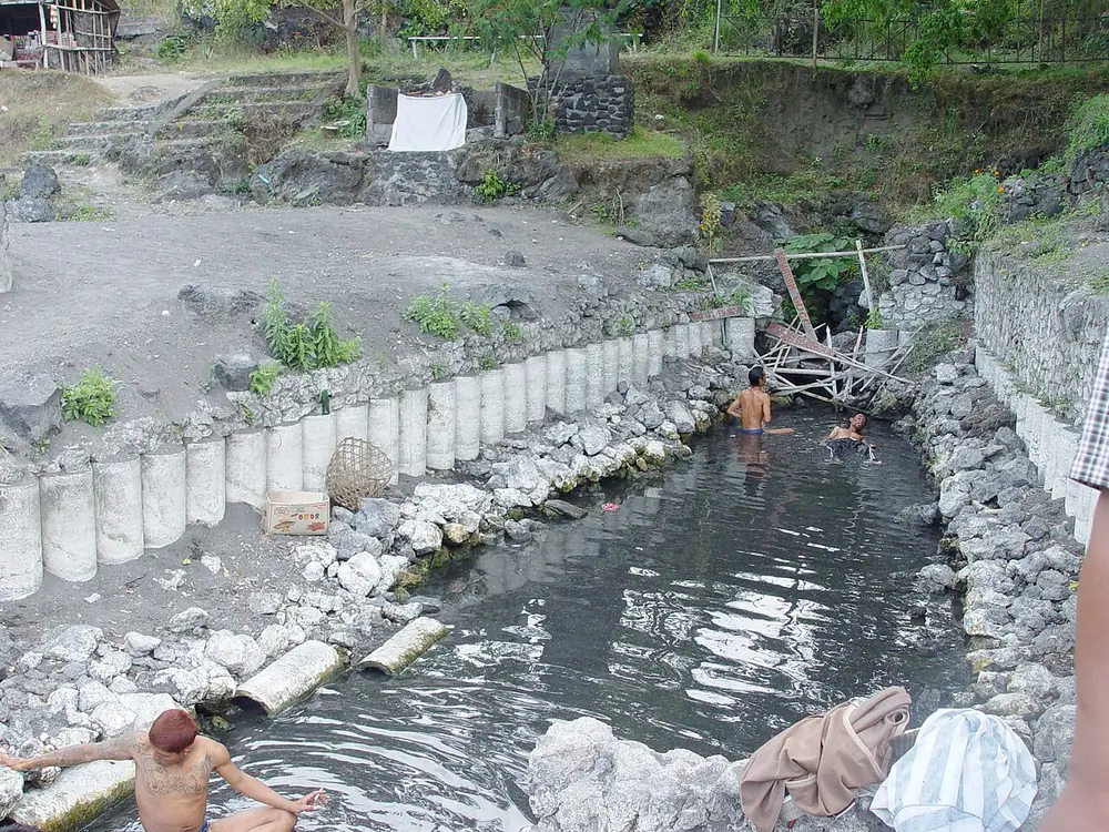 Hot pools right on the lake — Sources chaudes de Toya Bungkah, While you're in Toya Bungkah