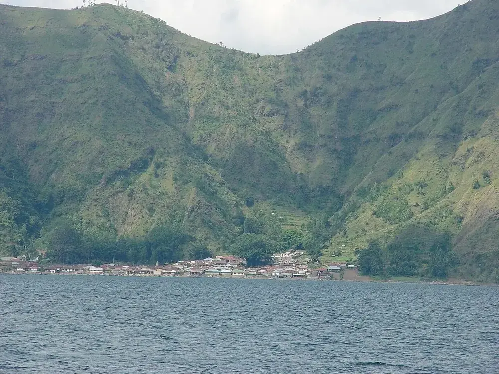 A Bali Aga village across the lake — Village de Trunyan en bateau, While you're in Toya Bungkah