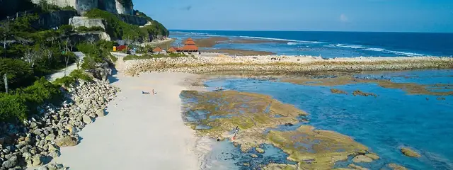 Melasti Beach between limestone cliffs, 10 minutes from Ungasan