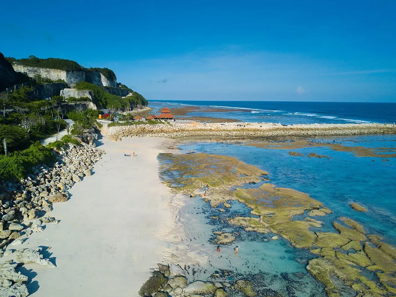 Melasti Beach between limestone cliffs, 10 minutes from Ungasan